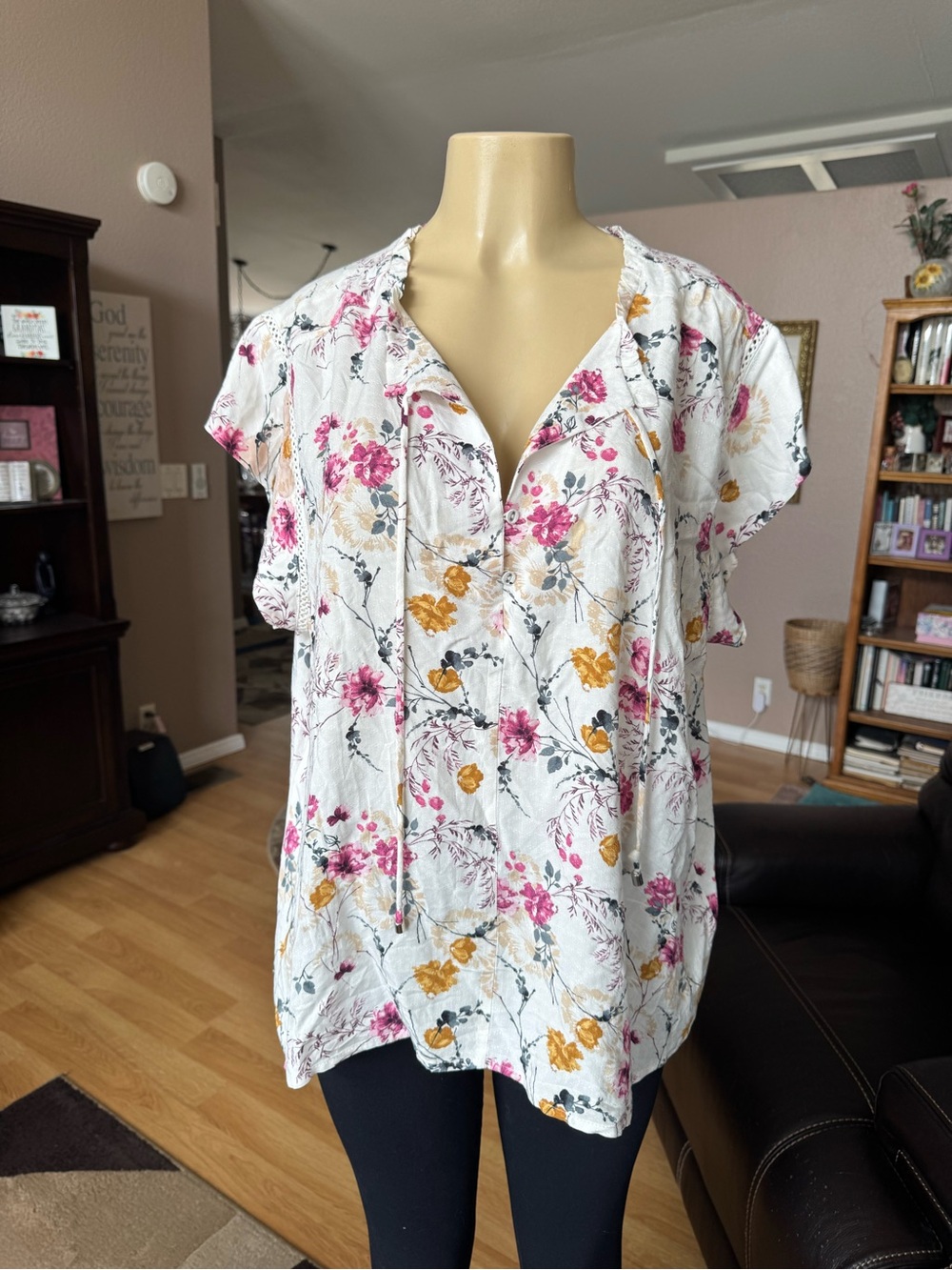 Buffalo David Bitton white floral V-neck that ties blouse-size XL